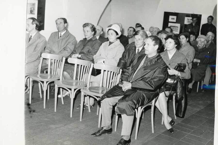 1. řada zprava – Oleg Vašica,	2. řada zprava – (nečitelné), Jiří John, ?, Helena Kroupová, Vladimír Drápal